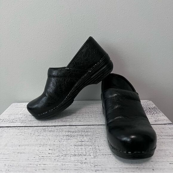Dansko Black Leather Etched Professional Clogs Size 38 - Picture 1 of 9
